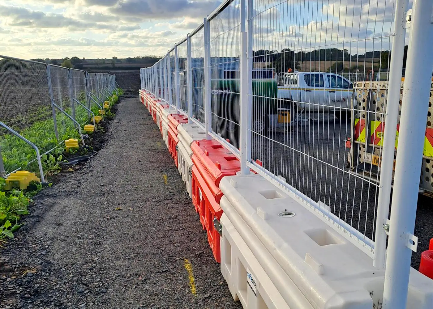 rb22 barriers connected with mesh fencing