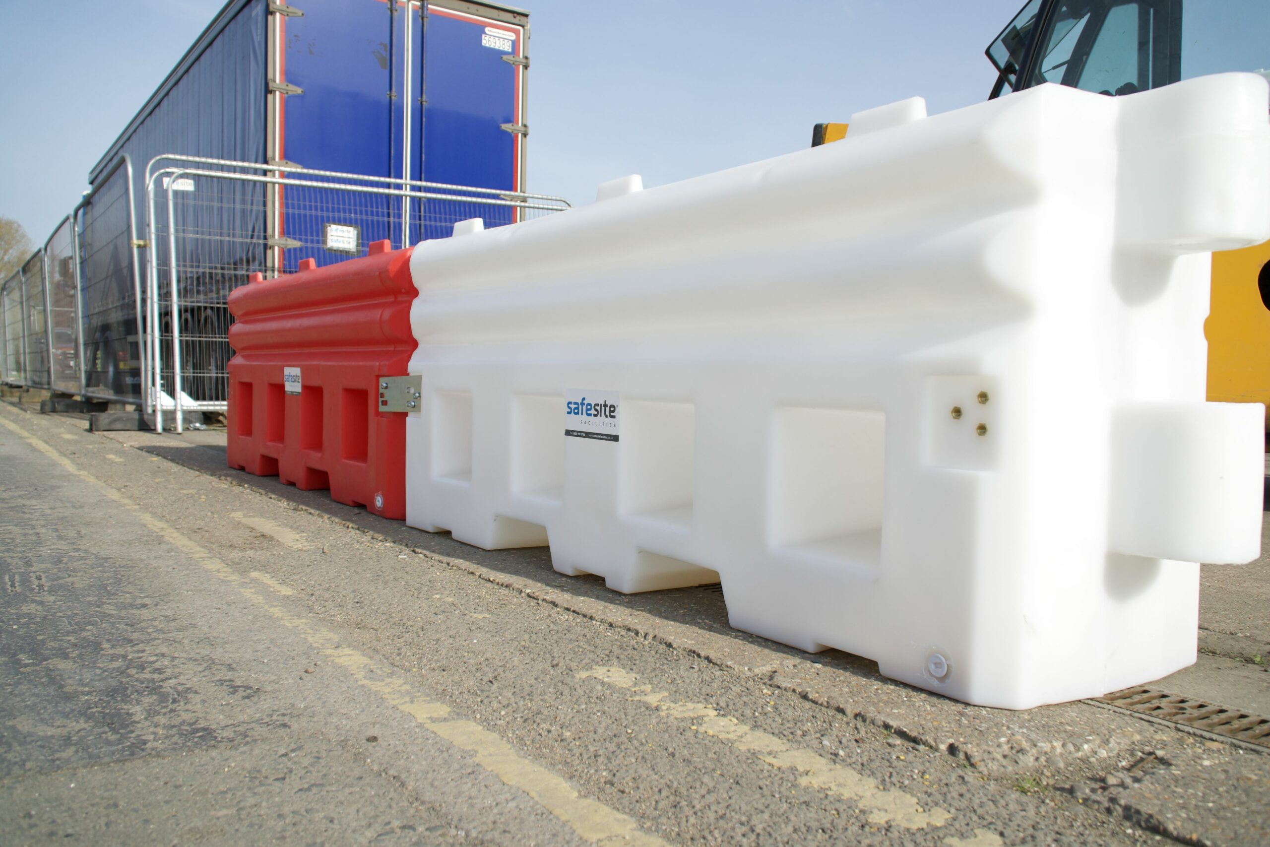 RB22 barriers red and white
