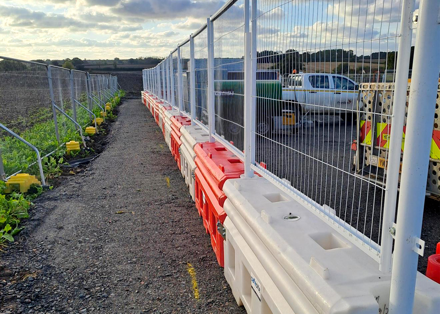 rb22 barriers connected with mesh fencing