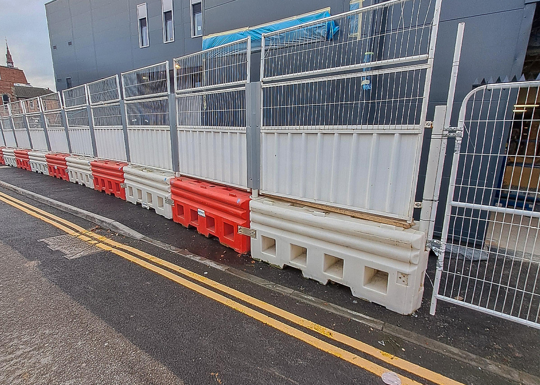 rb22 barriers connected with half hoarding, half mesh fencing panels and mesh extension panel above for extra height