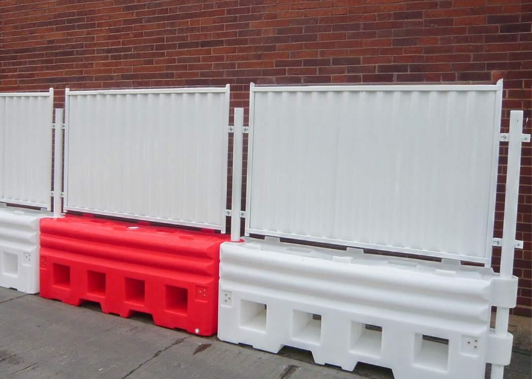 rb22 water filled barriers with steel hoarding installed
