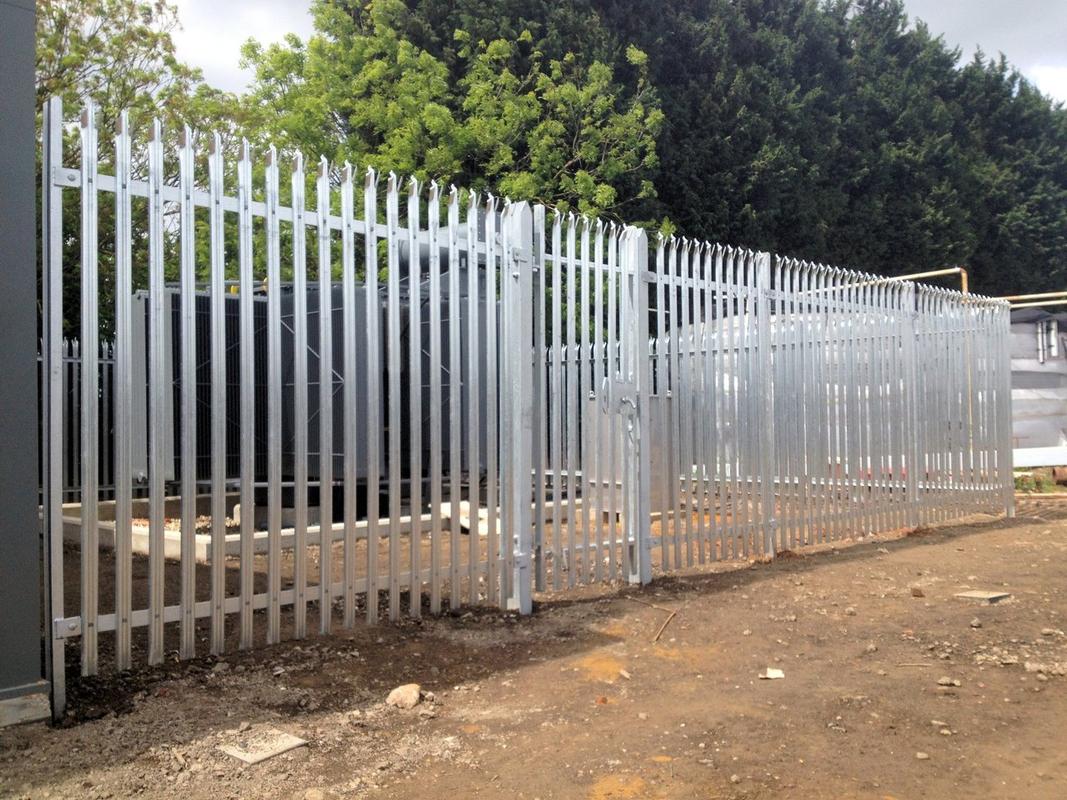 Palisade fencing in situ