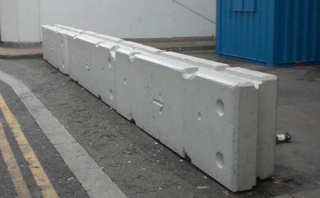 Temporary verticle concrete barrier