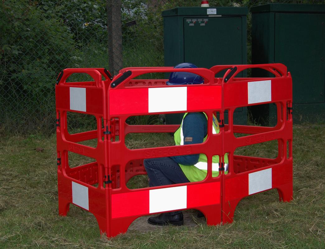 Safe-gate traffic barrier