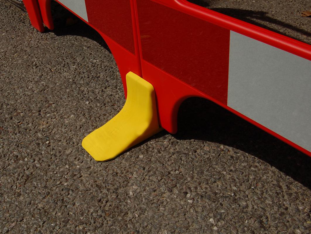 Safe gate barrier feet