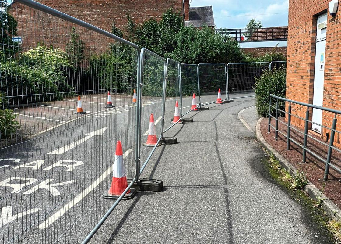 heavy duty round top temporary fencing installed