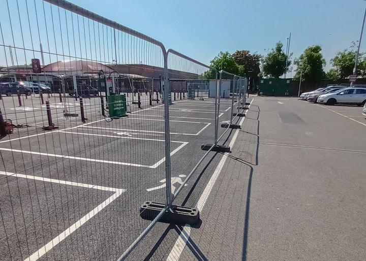heavy duty round top temporary fencing installed in carpark