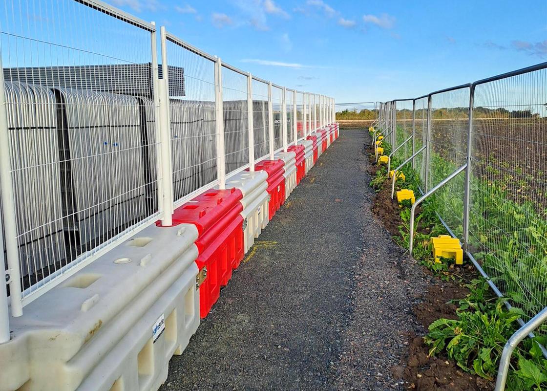 rb22 barriers connected with mesh fencing