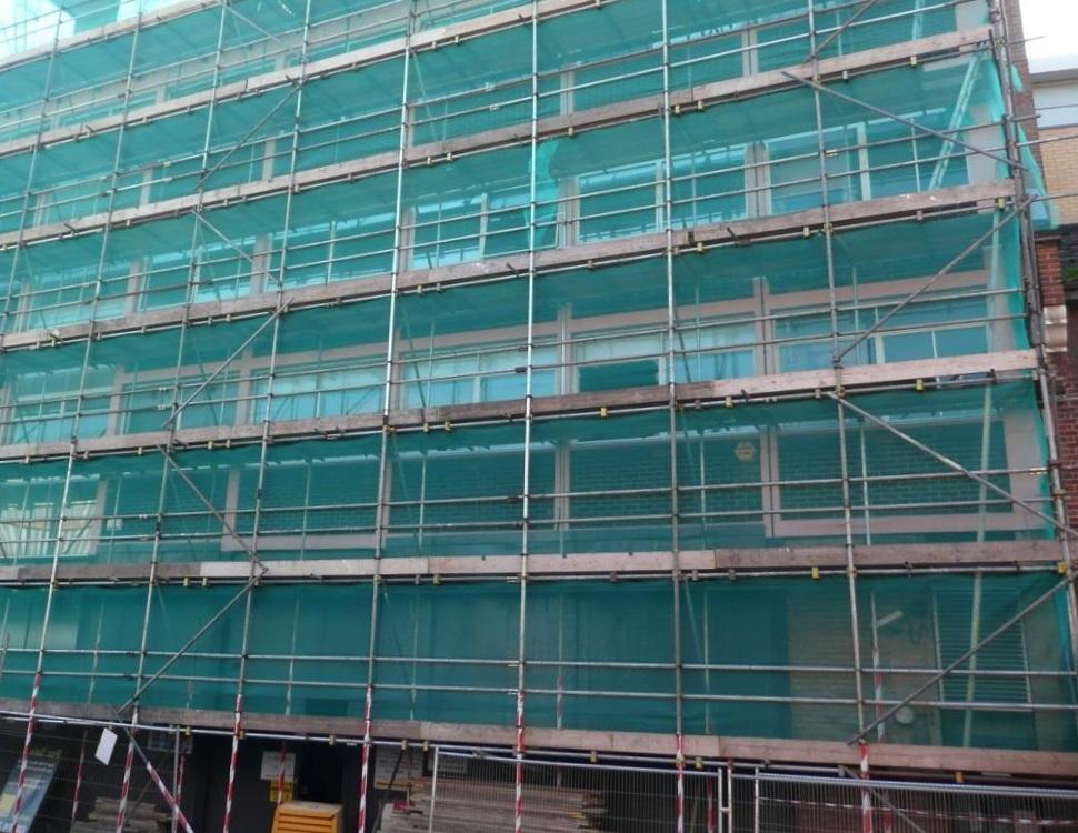 Debris netting on scaffold