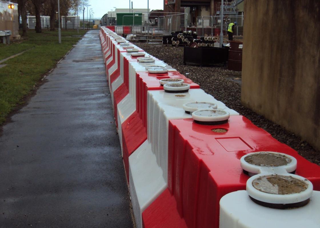 flood defence 900 barrier in a line