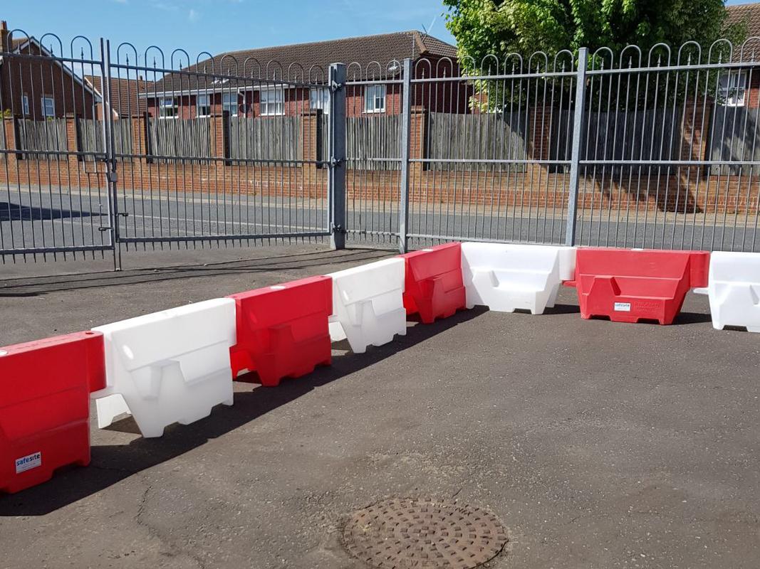 Pyramid Barrier Connected Right Angle Chain