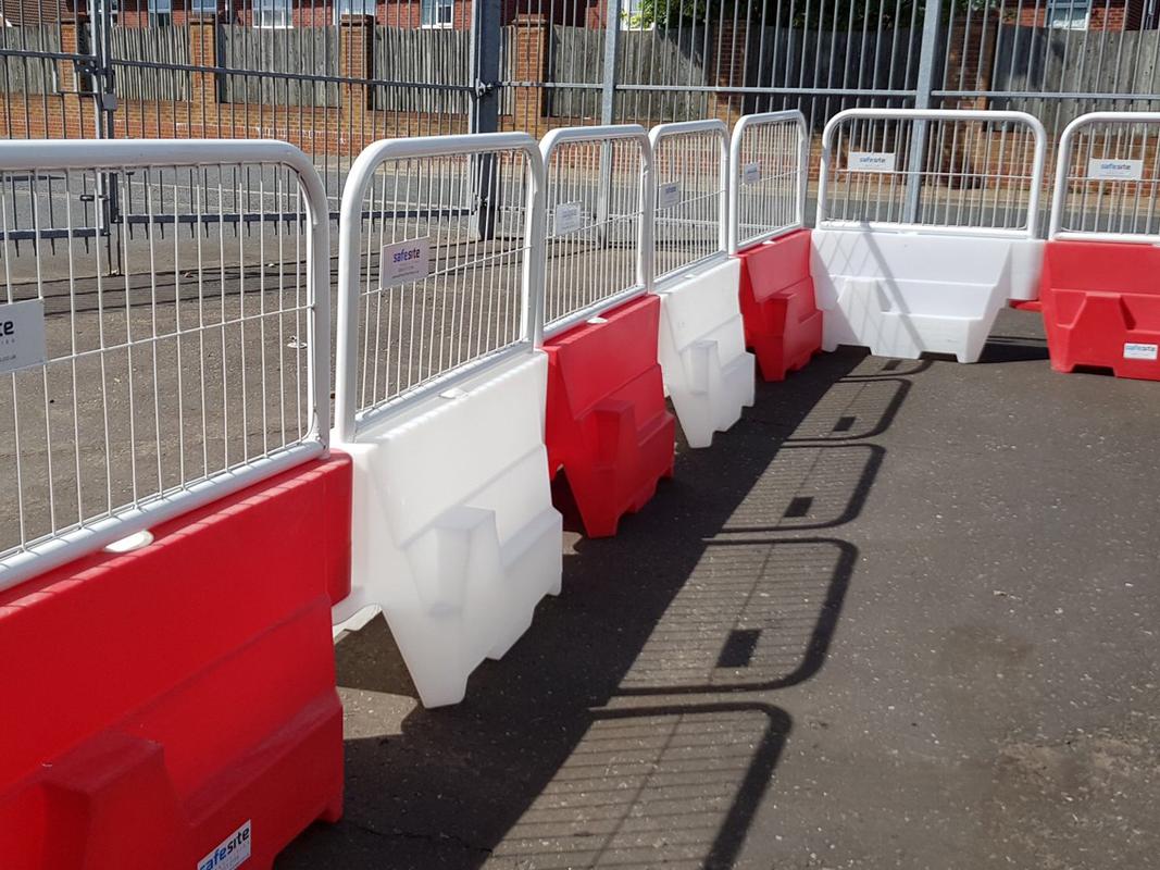 Pyramid Barrier Right Angle Mesh Fence 2