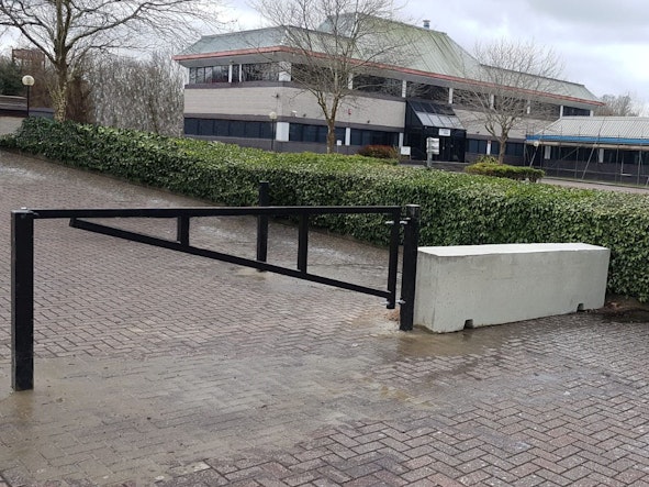 3m Manual Arm Barrier & Concrete Barriers – Swindon