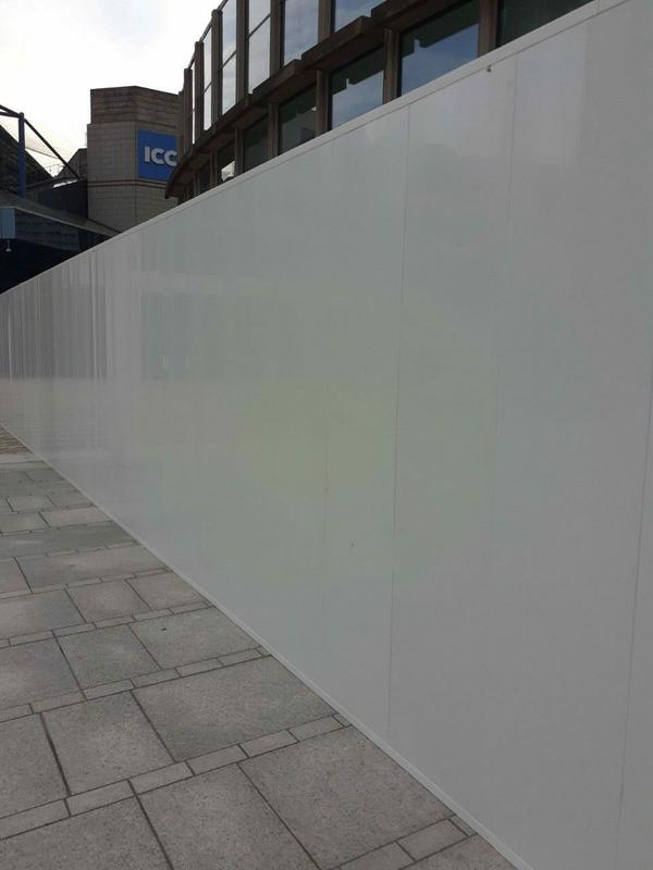 Re-usable plastic site hoarding