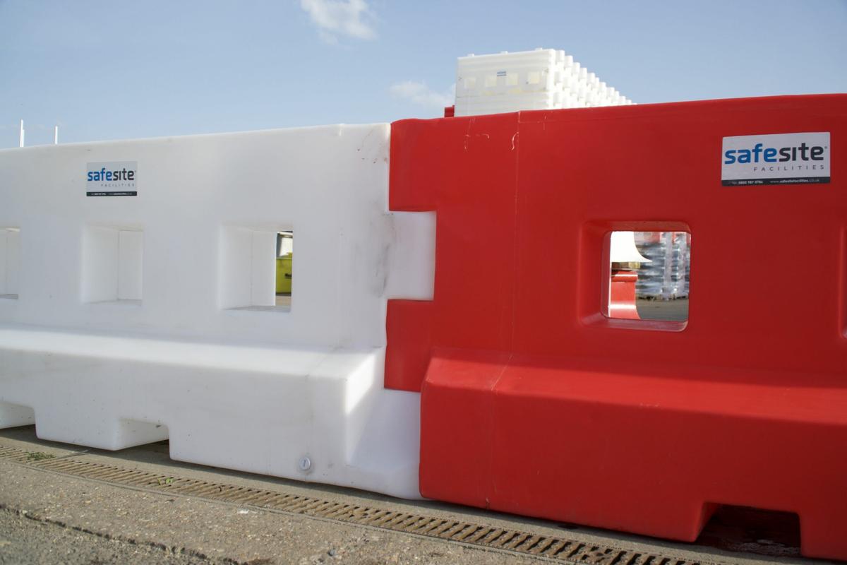 GB2 red and white barrier