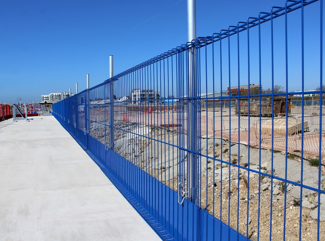 Construction edge protection barrier