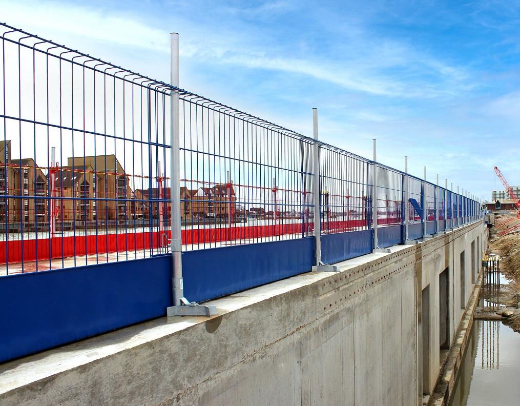 Edge protection safety fencing