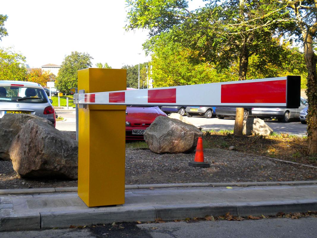 Automatic arm barrier