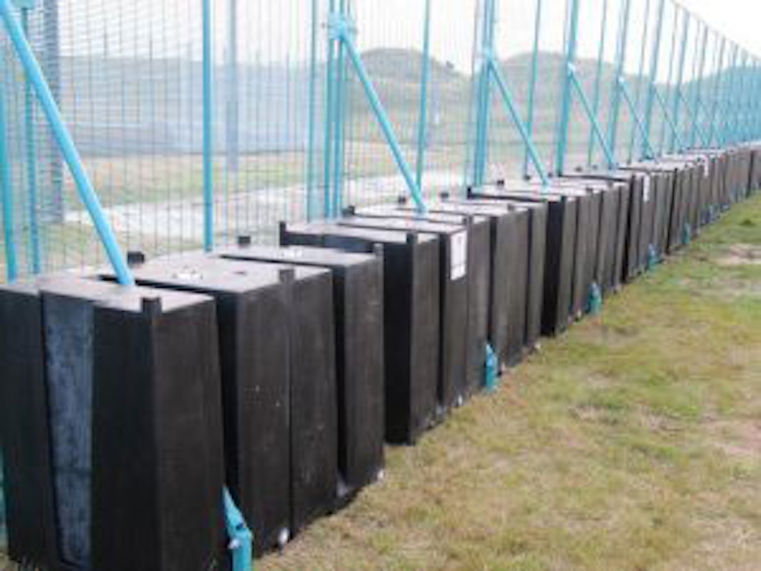 Water-filled ballast block for temporary fencing