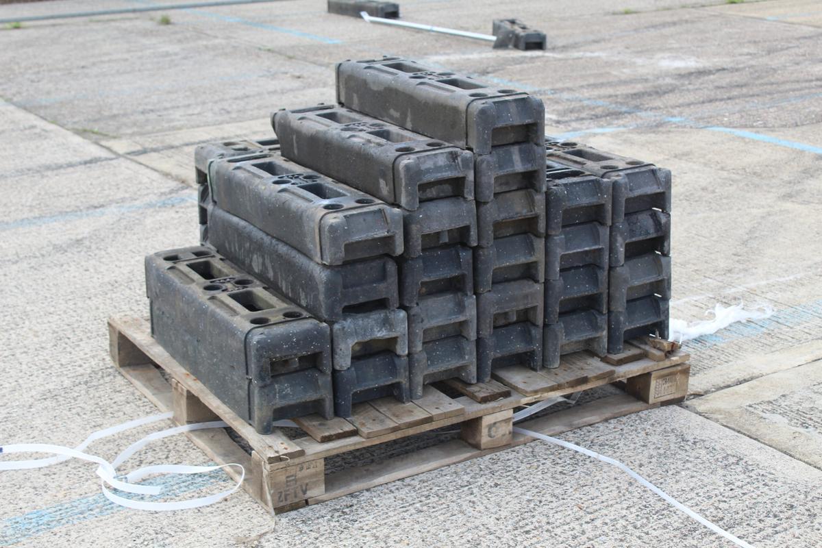 Stacked pallet with rubber fence feet