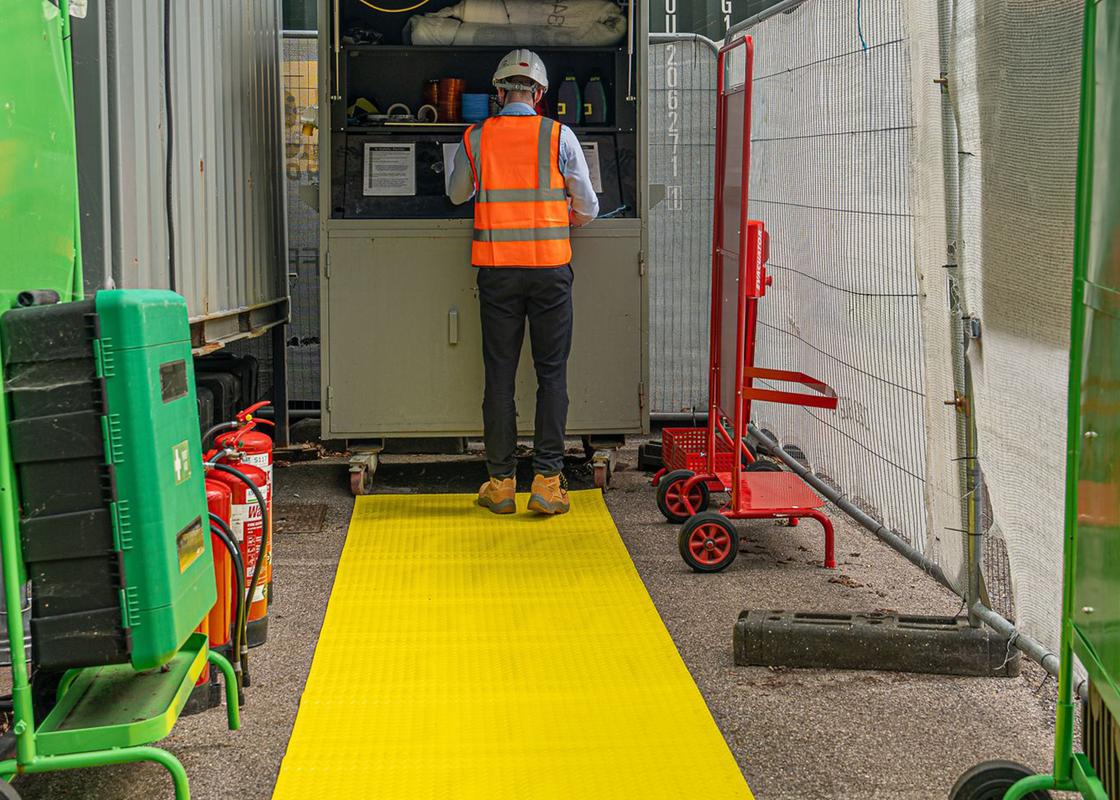 Site Mat Hi Vis Walkway Matting on construction site