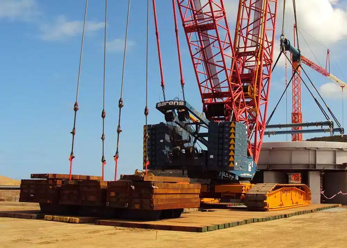 Construction site crane on a Ekki Bog Mat made of hardwood