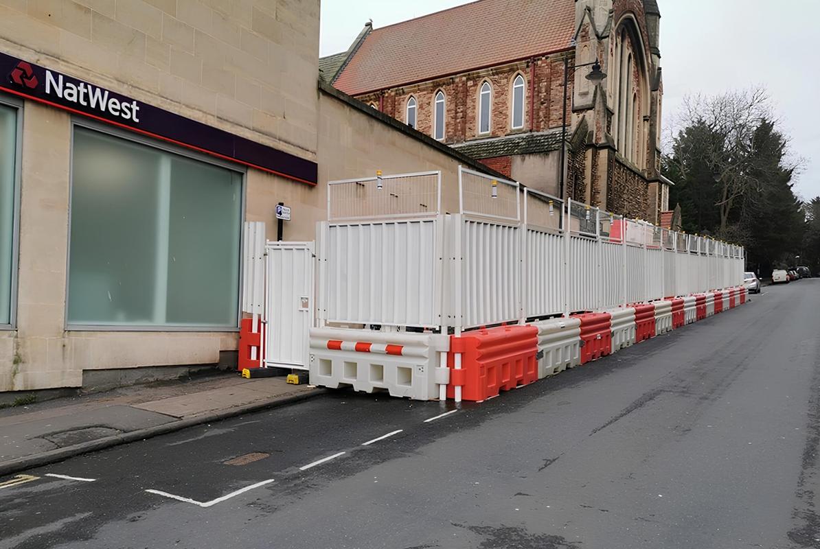 rb22 barriers with hoarding and extension mesh panel