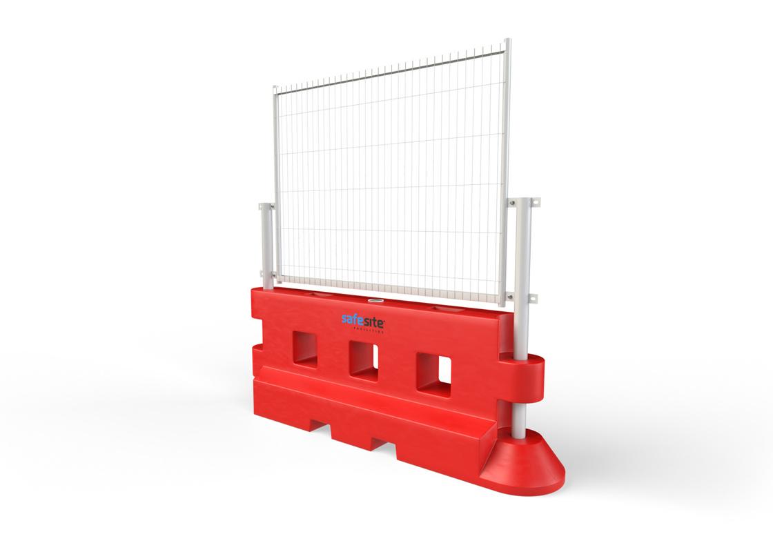 Single of GB2 water filled barriers with mesh fencing
