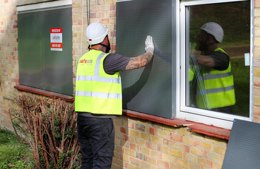 Installing steel compression screens