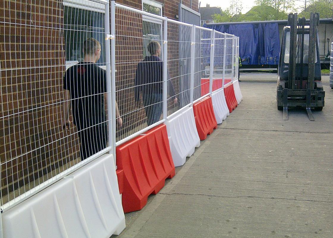 Site-Wall Mesh Panels Connected to the Barriers