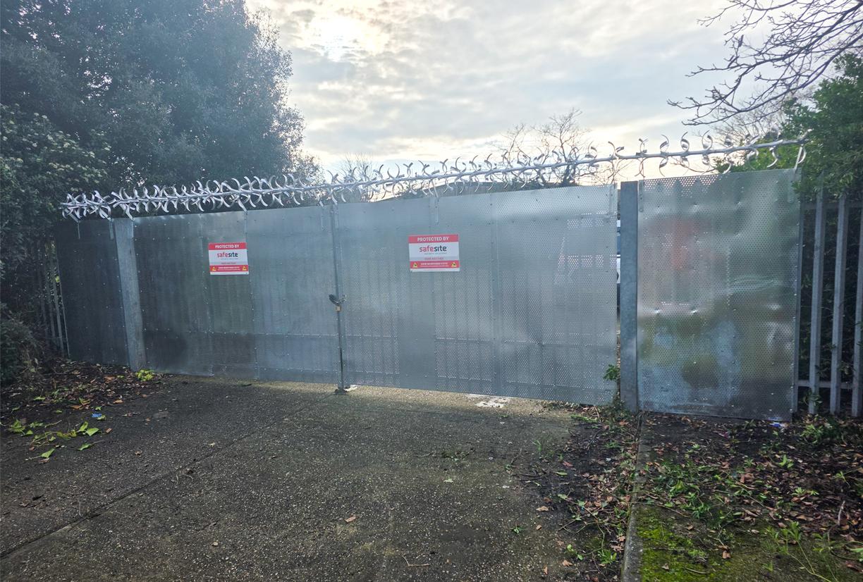 Steel sheeting through palisade fencing with anti-climb spinners
